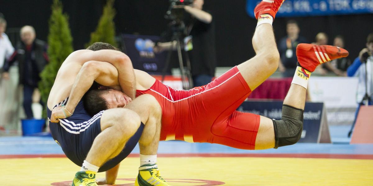 Lőrincz Tamás (pirosban) és a grúz Manuchar Tskhadaia küzd a szombathelyi kötöttfogású birkózó Golden Grand Prix 71 kilogrammos 