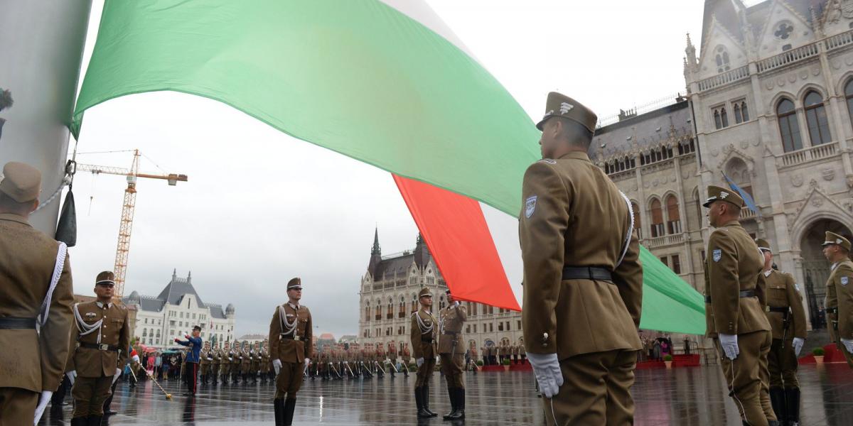 Felvonják a nemzeti lobogót. MTI Fotók: Kovács Tamás