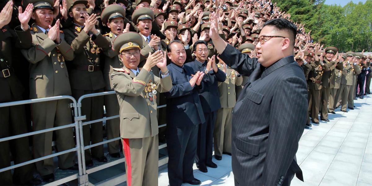 Az AFP által közreadott képet Észak-Korea hivatalos központi hírügynöksége jelenettte meg idén májusban, Kim Jong-Un a rakétafej