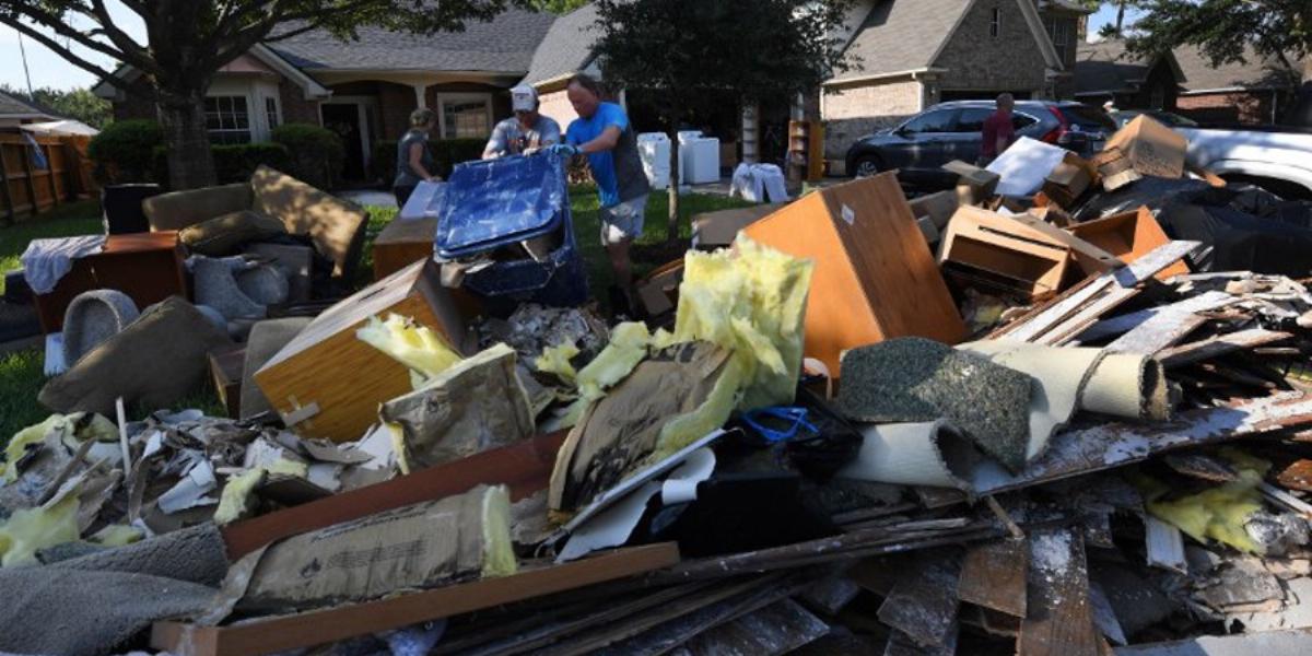 Aki teheti, már megkezdte a rendrakást Houstonban. FOTÓ: MARK RALSTON / AFP