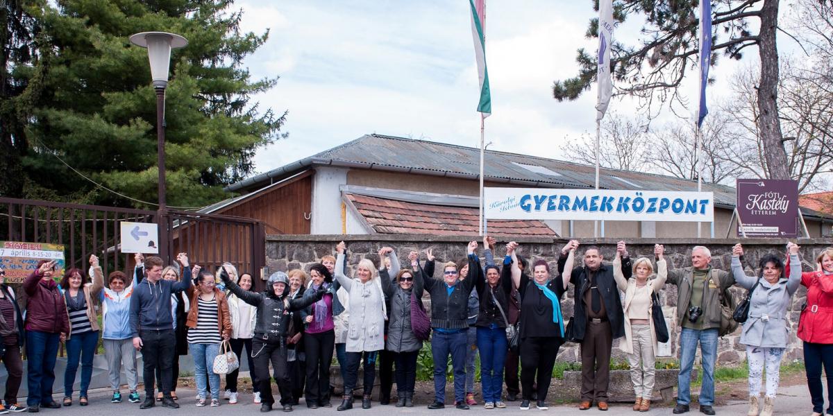 Egykori állami gondozottak tüntettek áprilisban Fóton volt nevelőikkel, barátaikkal és szimpatizánsokkal karöltve a gyermekközpo