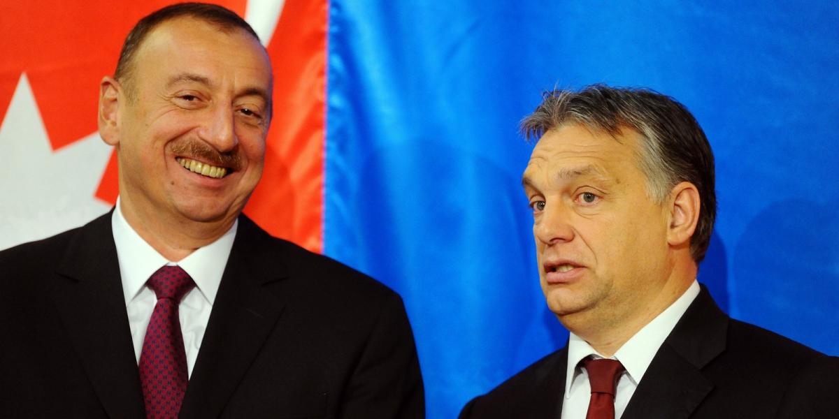 Azerbajdzsáni elnök Ilham Aliyev és Orbán Viktor miniszterelnök  2014. november 11-én a budapesti parlament épülete előtt - AFP 