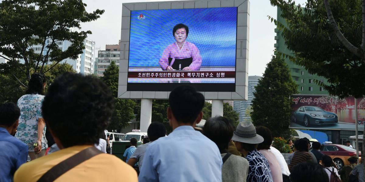 Csak a 71 éves, rózsaszínű népviseletbe öltözött bemondónő jelentheti be a legfontosabb híreket. Fotó: AFP/Kim Won-Jin