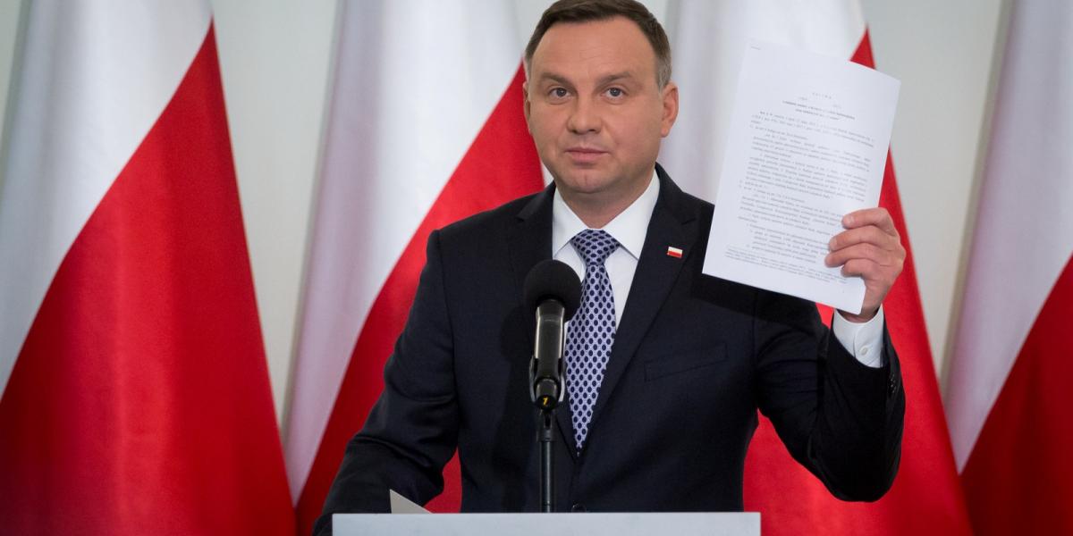 Andrzej Duda, kezében a tervezettel Fotó: AFP/Mateusz Wlodarczyk