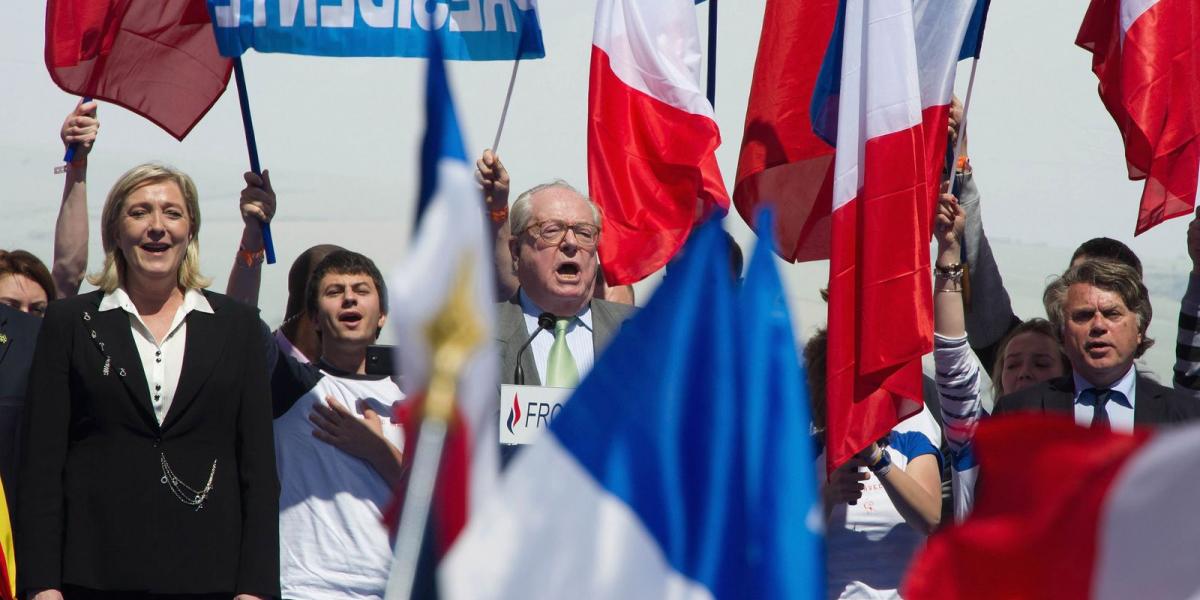 Jean-Marie Le Pen és leánya egy tömeggyűlésen. Marine szalonképesebb pártot szeretne FOTÓ: EUROPRESS/GETTY IMAGES/PASCAL LE SEGR