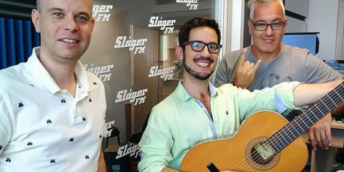 Dudás Ádám, mellette Csorba Lóci gitáros és Abaházi Csaba Forrás: Facebook/Sláger FM