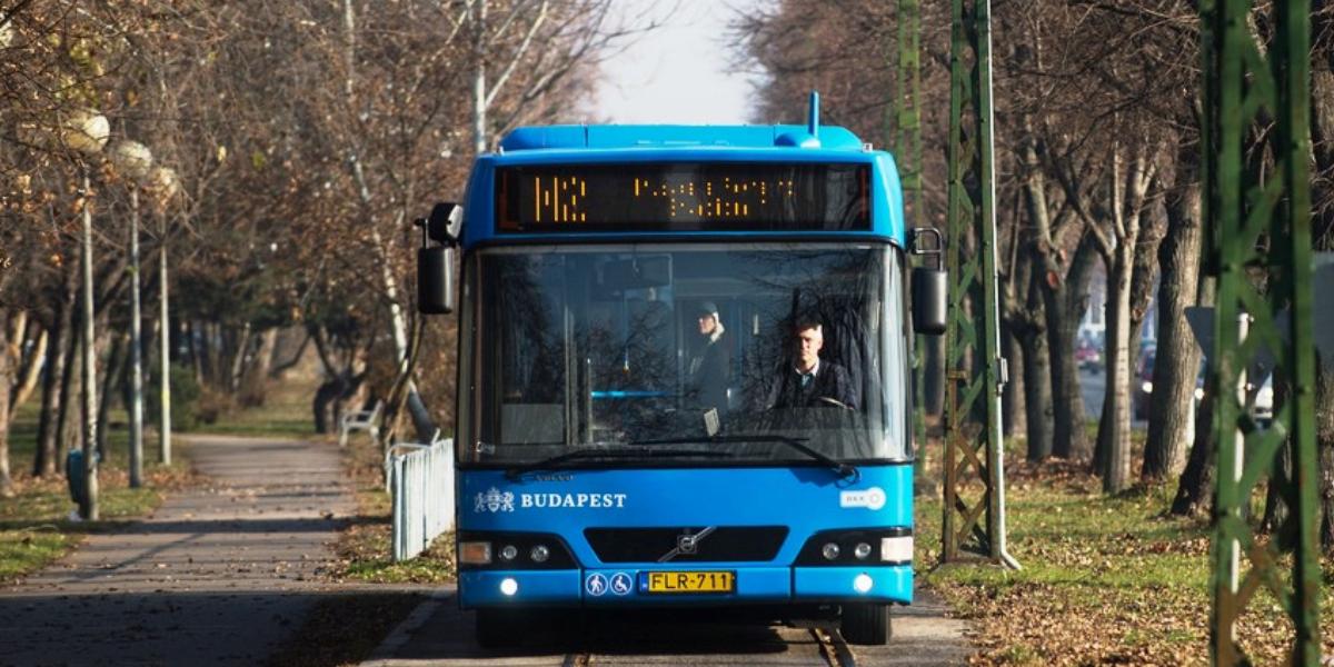 Metróoótló busz - Népszava fotó