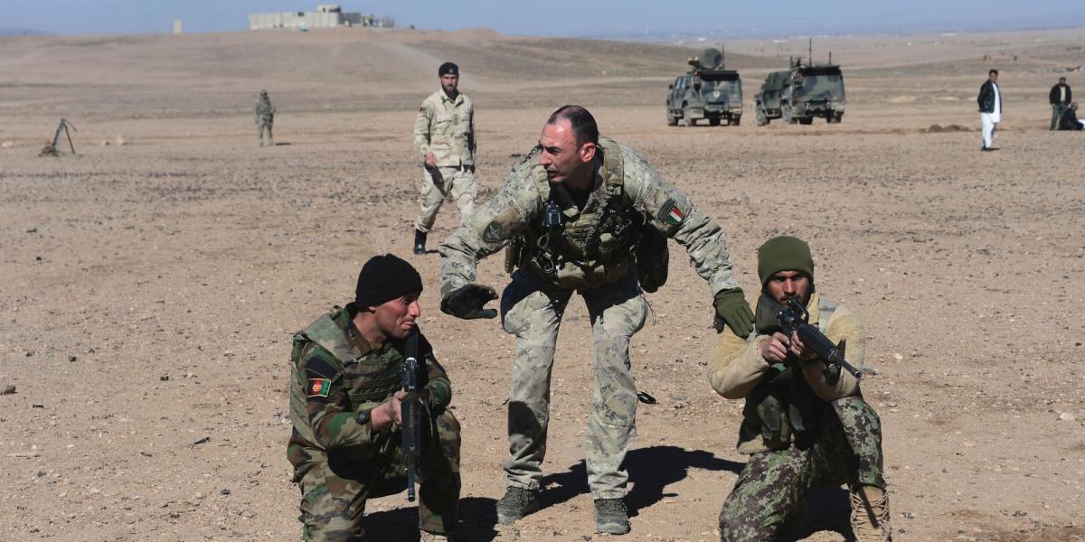 NATO-katonák kiképzést tartanak a helyi erőknek. A szövetség hosszú távra rendezkedik be Afganisztánban Fotó: AFP/Aref Karimi