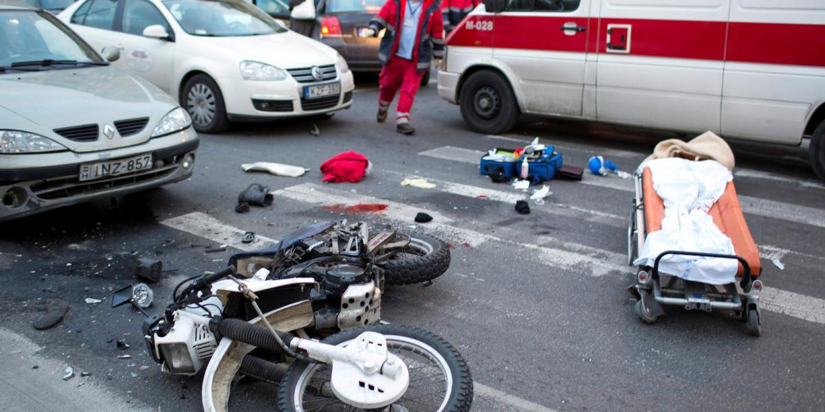 A sértett üldözőbe vette a tolvajokat, a Kolosy térnél utolérte és
elsodorta a motorosokat. Egyikőjük a helyszínen életét veszt