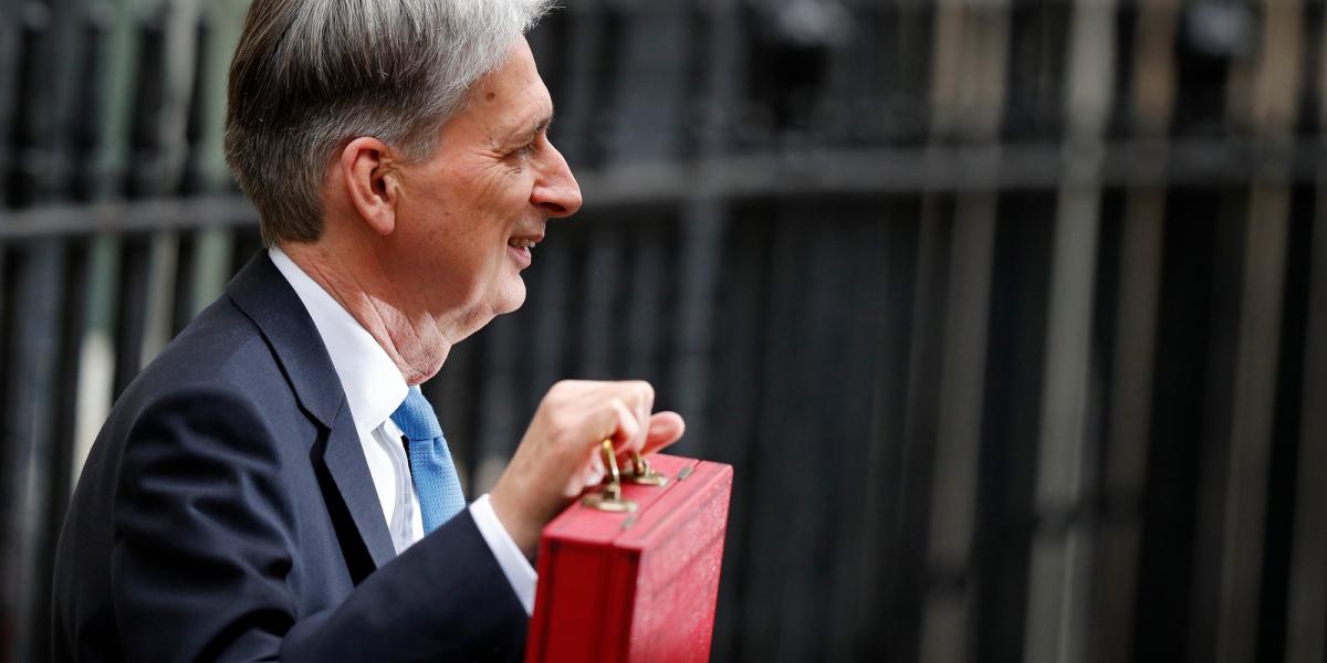 Philip Hammond a költségvetéssel. FOTÓ: ADRIAN DENNIS / AFP