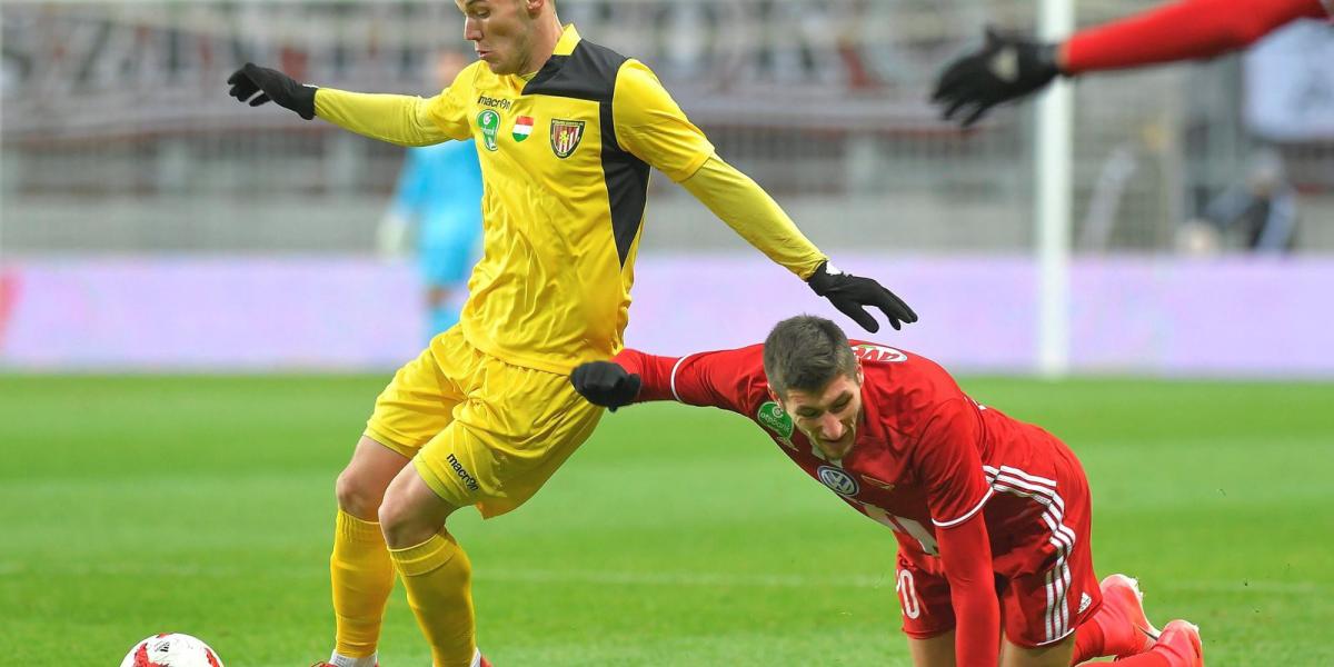 A kispesti Gazdag Dániel (b) és a debreceni Takács Tamás a Debrecen VSC - Budapest Honvéd mérkőzésen. MTI Fotó: Czeglédi Zsolt