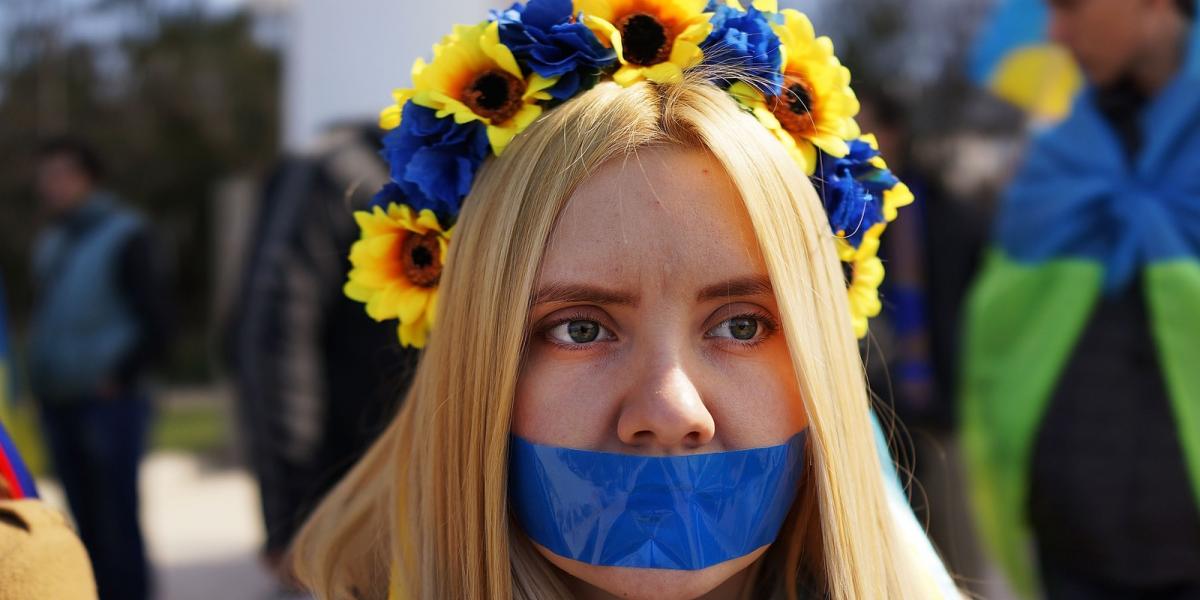 Ukrajnát támogató tüntető a többségében oroszok lakta krími tartomány fővárosában, Szimferopolban. Vasárnap népszavazást tartana