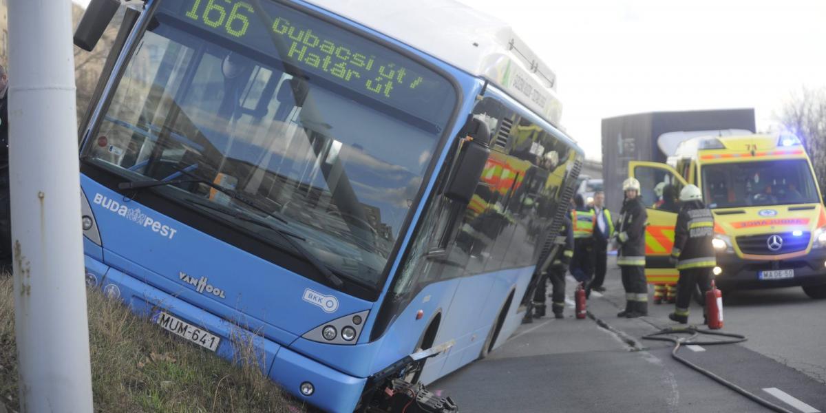 SOK TÚLÓRA, SOK HIBA Az idén 2 százalékkal nőtt a buszsöfőrök hibája miatti balesetek száma - FOTÓ: MTI/MIHÁDÁK ZOLTÁN

