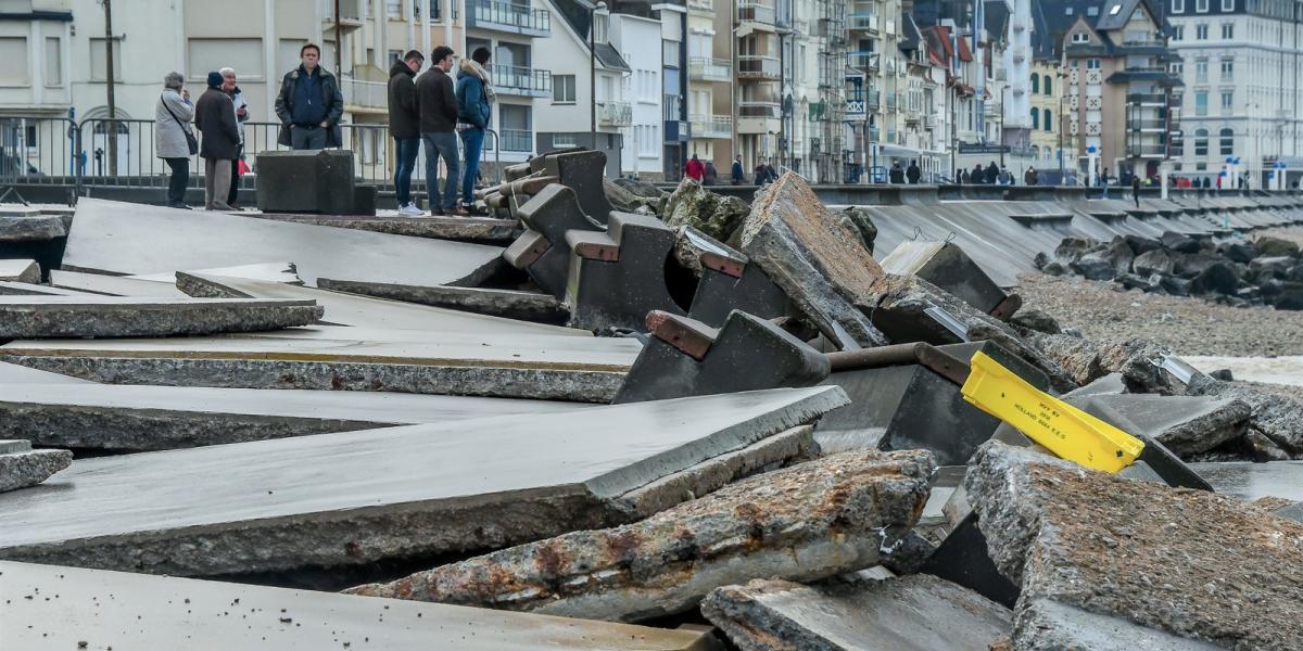 Vihar Európában - Az észak-franciaországi Wimereux-ban a tomboló Eleanor 
romba döntötte a partfalat Fotó: AFP/Philippe Huguen