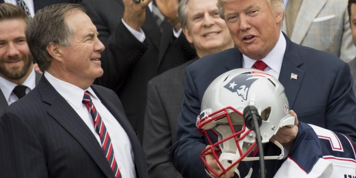 Donald Trump elnök egy labdarúgó sisakot kapott a New England Patriots vezetőedzőjétől a 2017-es ünnepségen. FOTÓ: SAUL LOEB / A