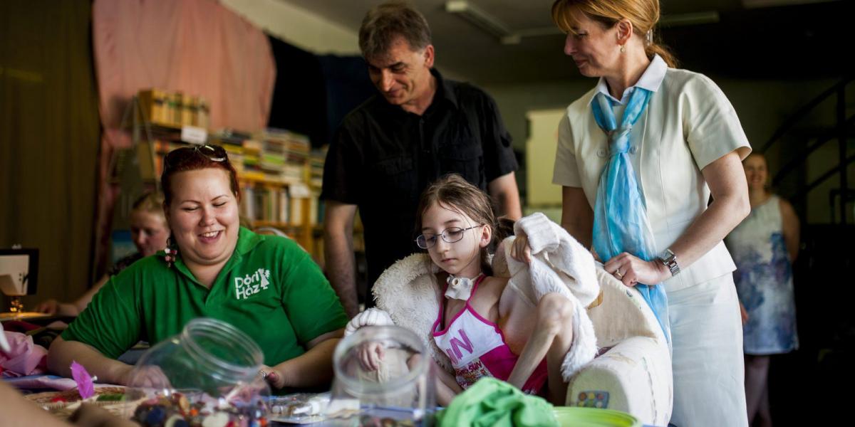 2014-ben Herczegh Anita, Áder János köztársasági elnök felesége (jobb oldalon) részt vett egy foglalkozáson a Gyermekhospice Hős