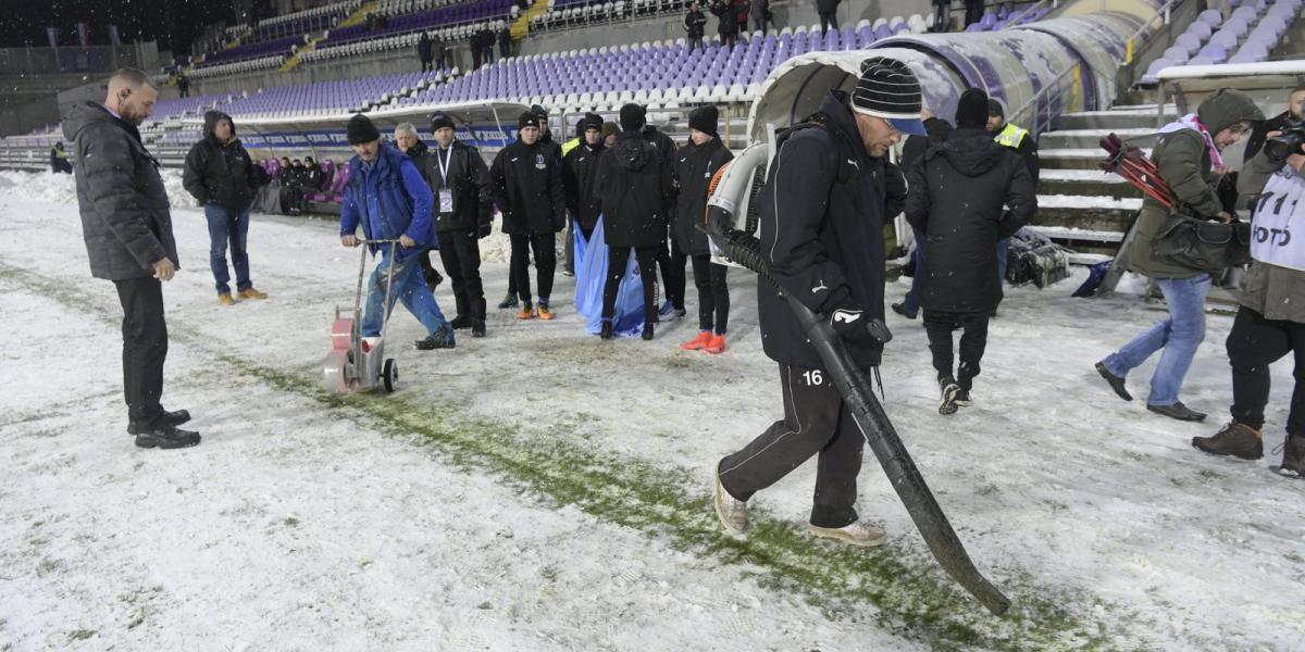 Karbantartók a behavazott pályán a Szusza Ferenc Stadionban 2018. február 20-án. Elmaradt az Újpest FC-Paksi FC mérkőzés, a labd