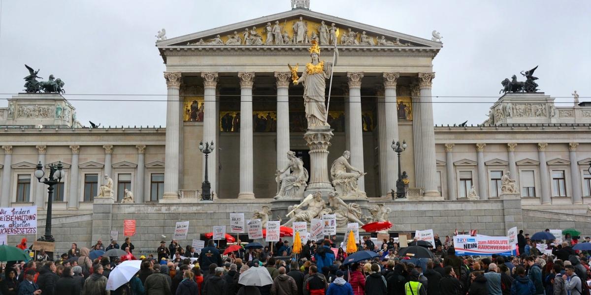 A dohányzás elleni tilalom ellen az étteremtulajdonosok tiltakoztak Fotó: AFP/Hasan Tosun