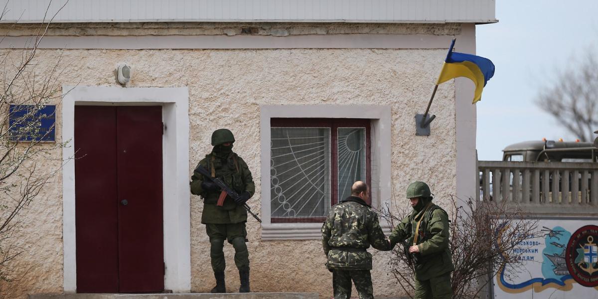 Orosz–ukrán kézfogás egy perevalnojei bázisnál FOTÓ: EUROPRESS/GETTY IMAGES/DAN KITWOOD