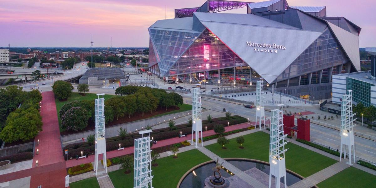 Már kívülről is pompázatos látványt nyújt az Atlanta Falcons tavaly átadott új stadionja