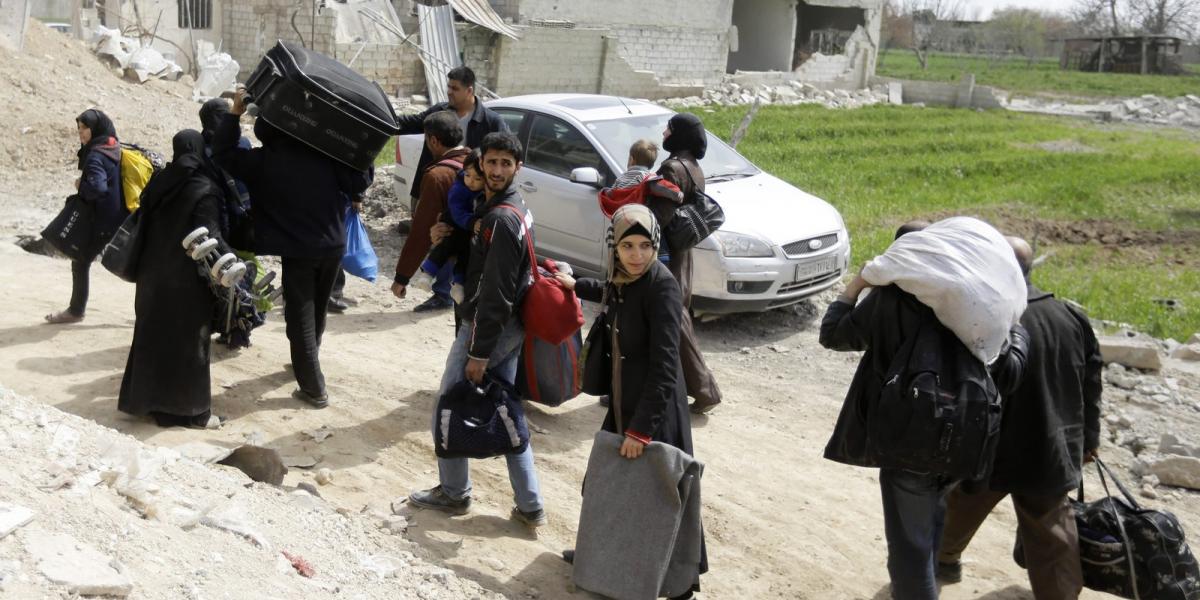 Kelet-Gútából tömegesen próbálnak békésebb helyekre vonulni az emberek Fotó: AFP/Louai Beshara