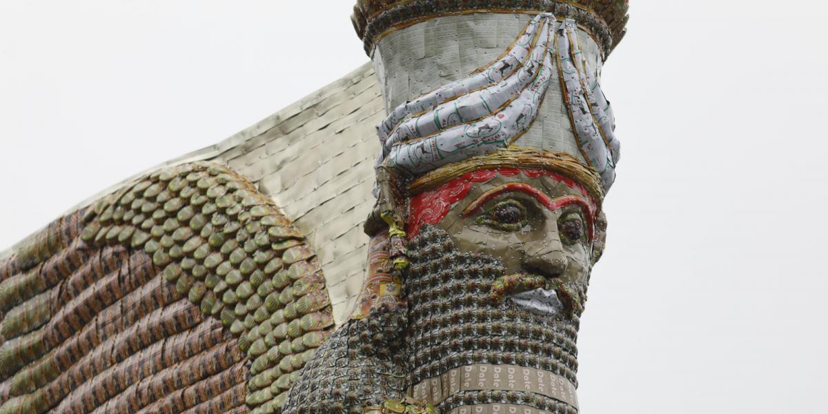 A "The Invisible Enemy Should Not Exist" című szobor a londoni Trafalgar téren. Fotó: Tolga AKMEN / AFP