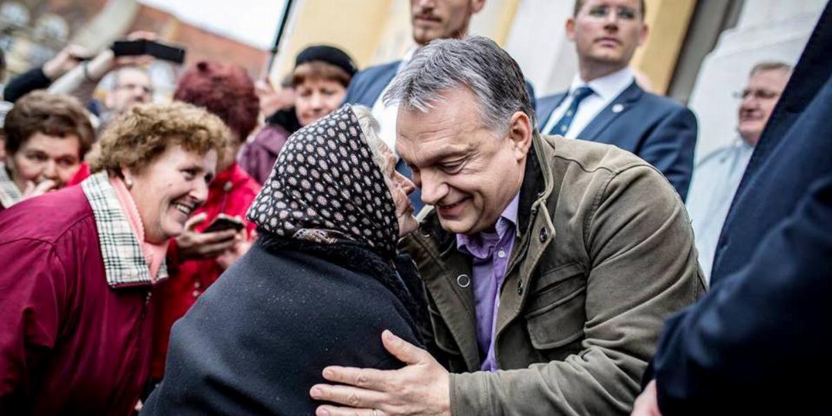 Az elmaradhatatlan nyugdíjas "tömeg" az elégedett választó puszijával... Forrás: Facebook/Orbán Viktor hivatalos oldala