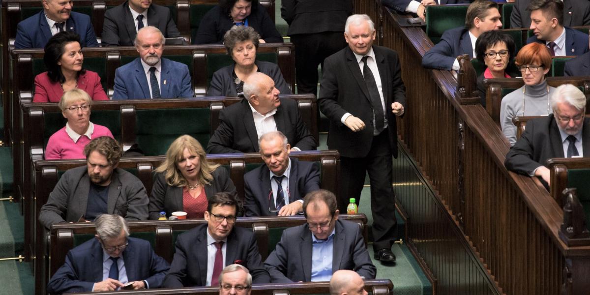 A Szejm, azaz a lengyel parlament alsóháza, középen Jaroslaw Kaczynski. Fotó: Mateusz Wlodarczyk / NurPhoto