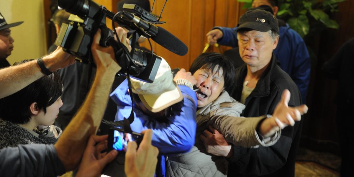 A hozzátartozók kétségbeesve fogadták a hírt. Fotó: ChinaFotoPress/Getty Images