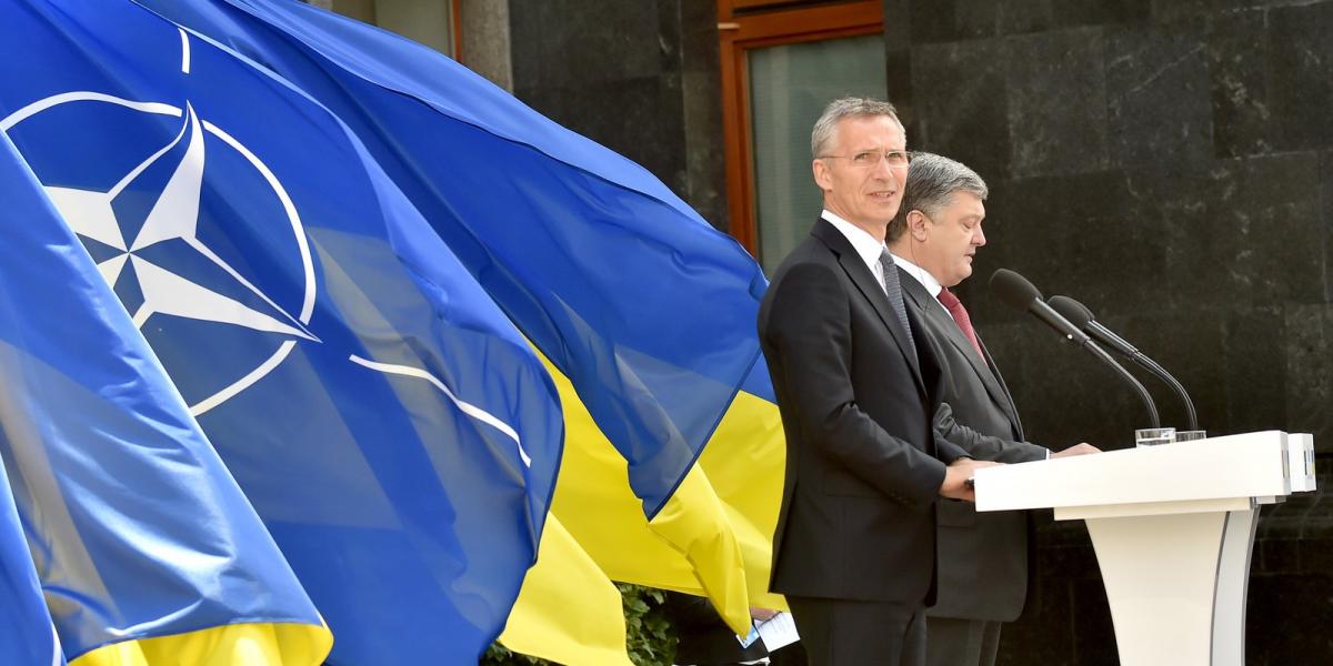 Petro Poroshenko ukrán elnök és Jens Stoltenberg NATO-főtitkár egy közös sajtótájékoztatón. Fotó: Sergei SUPINSKY / AFP