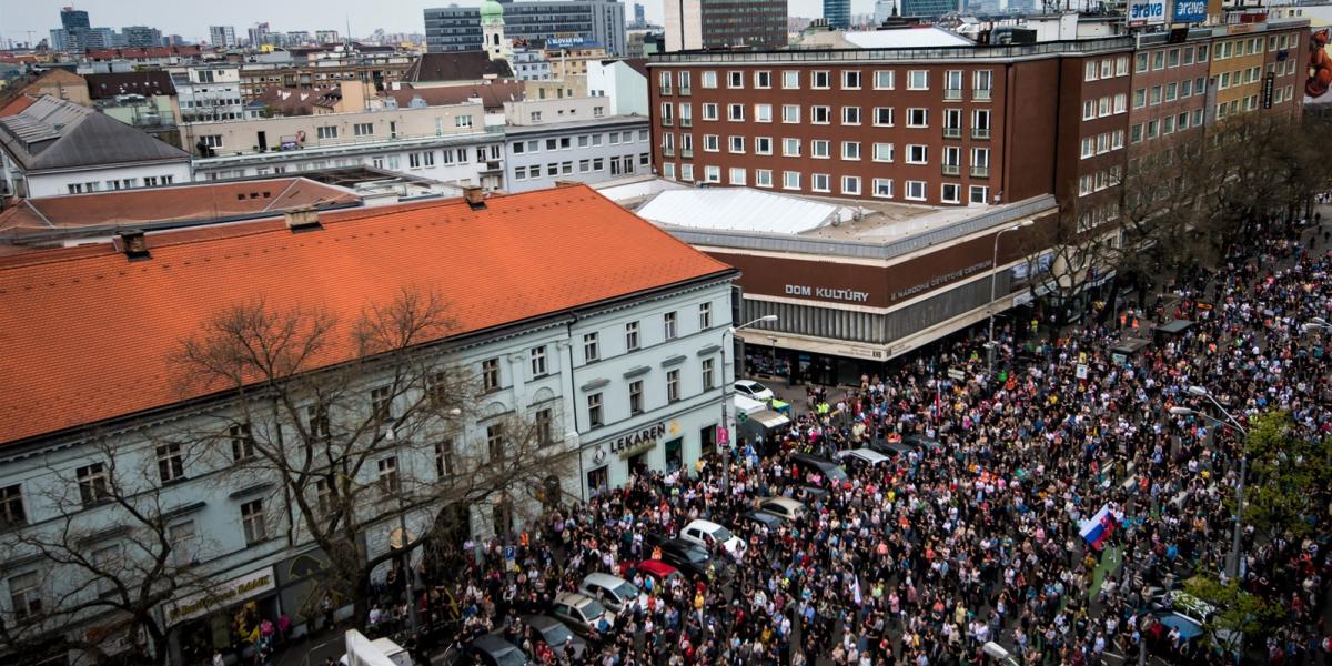 "Tisztességes Szlovákiáért" - tüntetés Tibor Gašpar lemondásáért Pozsonyban, 2018 április 15-én. Fotó: VLADIMIR SIMICEK / AFP