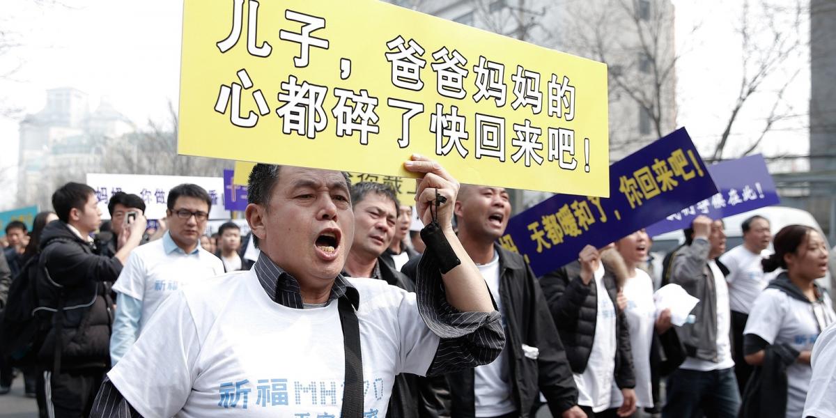 Pekingben tiltakoznak a gép kínai utasainak hozzátartozói FOTÓ: EUROPRESS/GETTY IMAGES/LINTAO ZHANG