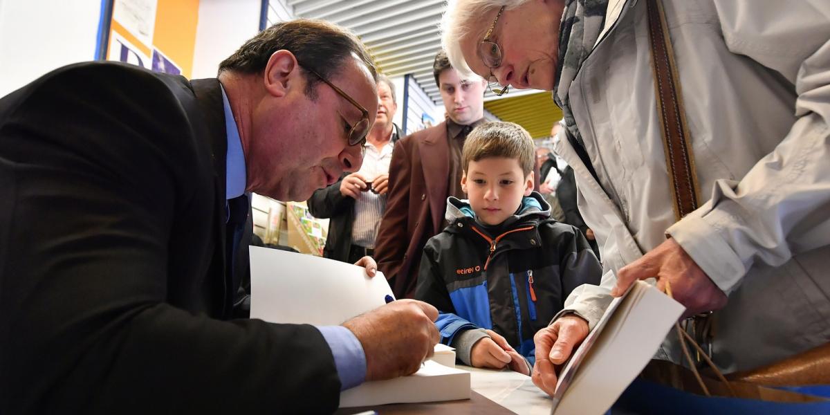 Francois Hollande emlékiratait dedikálja FOTÓ: AFP/GEORGES GOBET