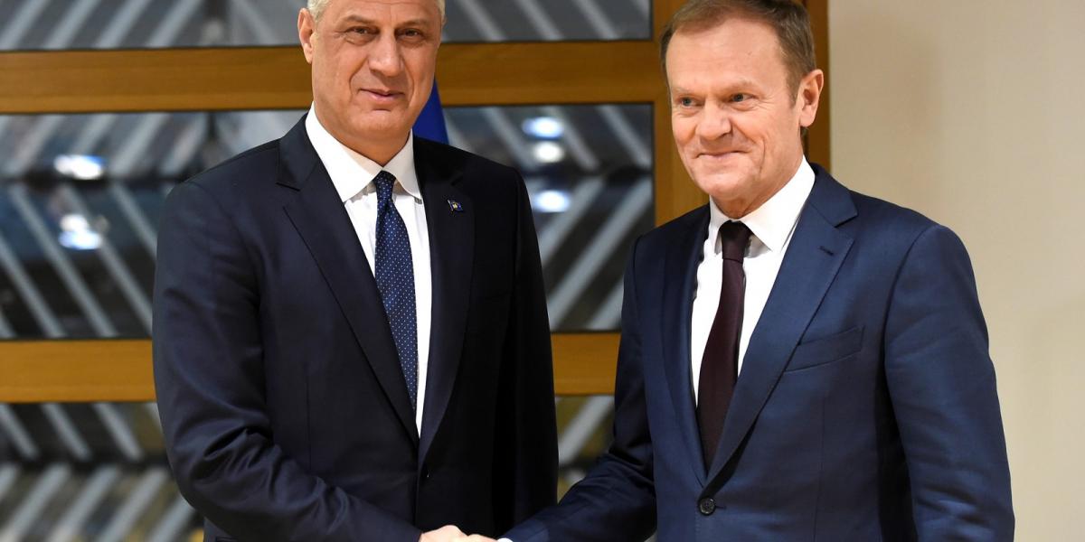 Hashim Thaci (balra) és Donald Tusk (jobbra) egy korábbi találkozásuk alkalmával. Fotó: JOHN THYS / AFP