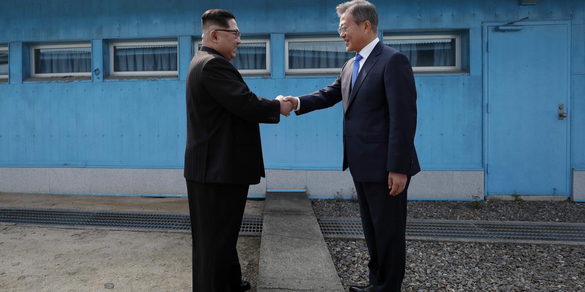 A két Korea vezetőjének történelmi találkozása az országokat elválasztó határon, 2018. április 27. Fotó: Inter Korean Press Corp