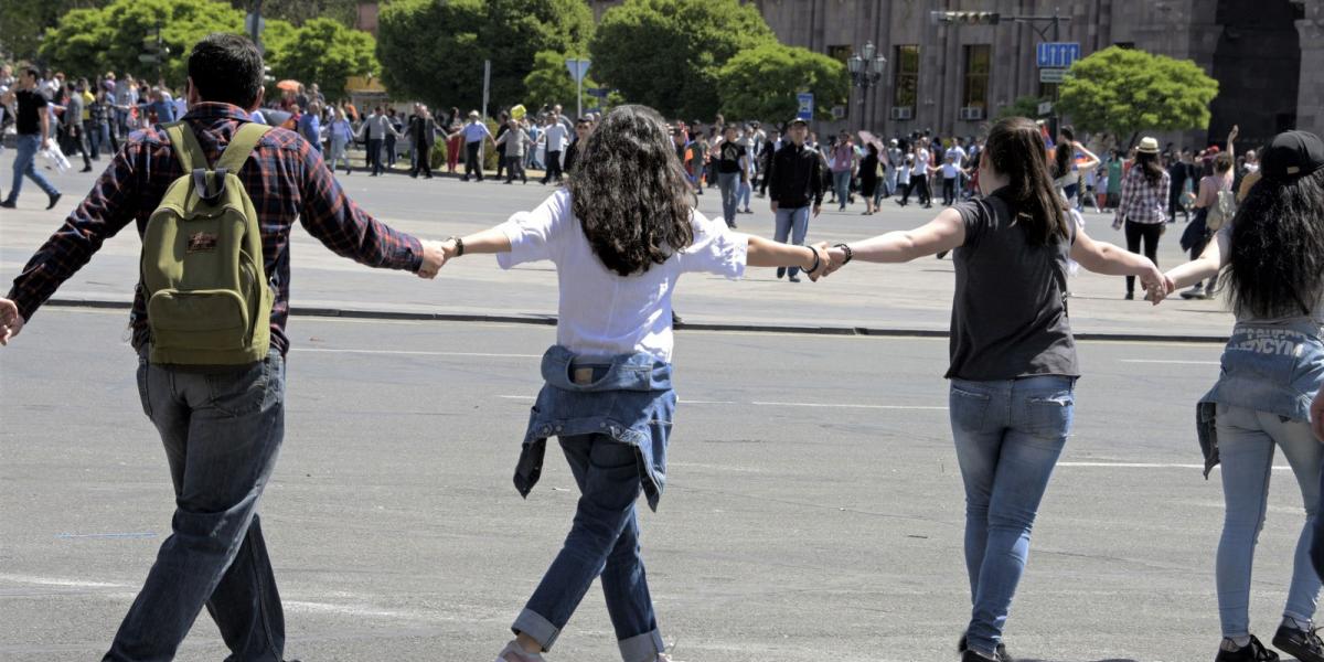 Tüntetők lezárnak egy jereváni kereszteződést szerdán. Fotó: KAREN MINASYAN / AFP