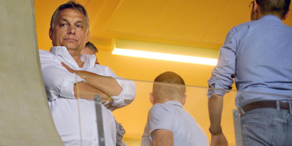 Orbán a felcsúti stadionban meccset néz Fotó: Népszava