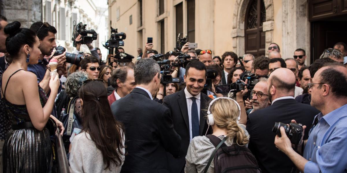 Luigi Di Maio, az M5S vezetője nyilatkozik, miután a Ligától Matteo Salvinival egyeztetett. Fotó: Andrea Ronchini / NurPhoto