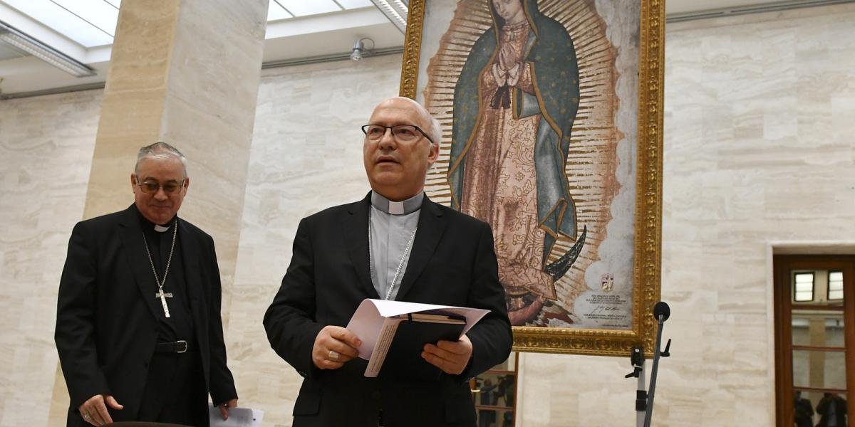 A chilei püspöki konferencia tagjai, Luis Fernando Ramos Perez és Juan Ignacio Gonzal sajtótájékoztatót tartanak május 18-án, a 