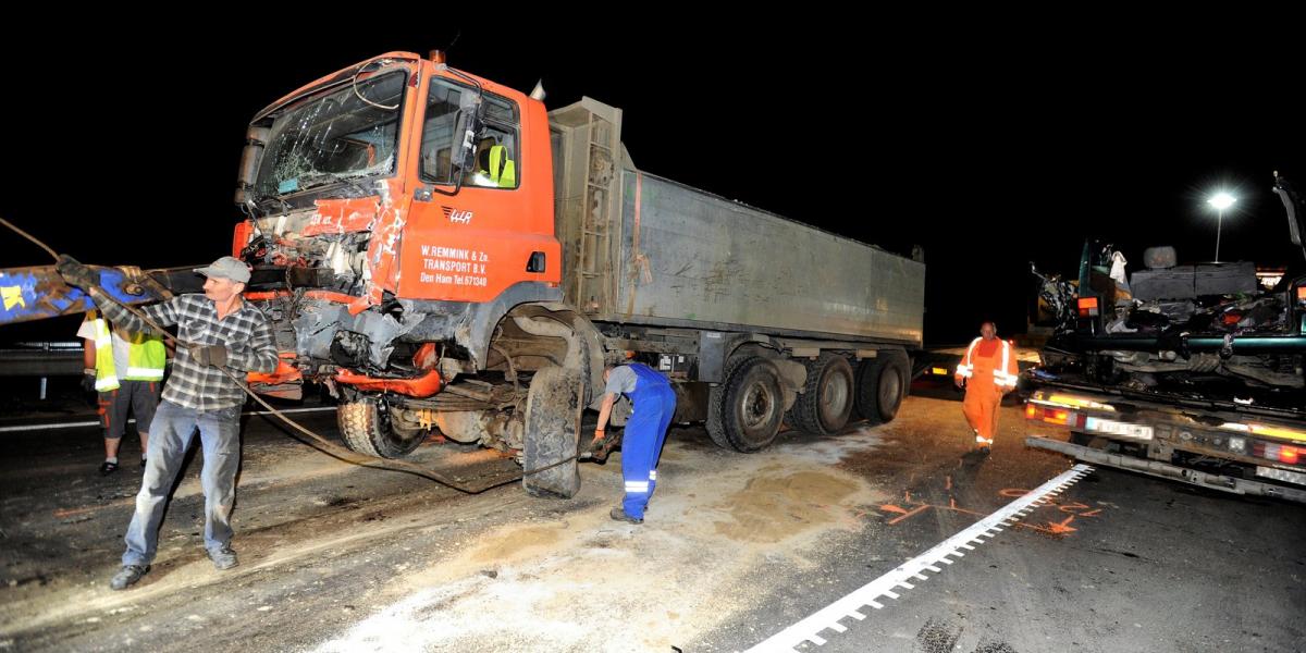 Munkások szállítják el a ceglédberceli balesetben összetört kisbuszt és teherautót 