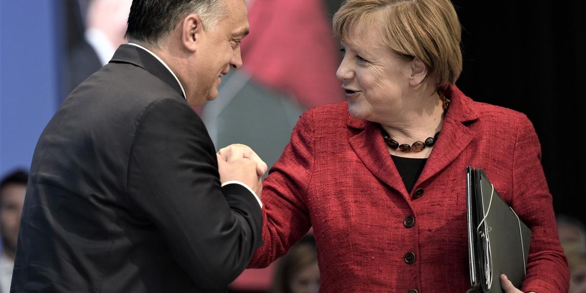 Orbán és Merkel az Európai Néppárt egy kongresszusán. Fotó: BURAK AKBULUT / ANADOLU AGENCY