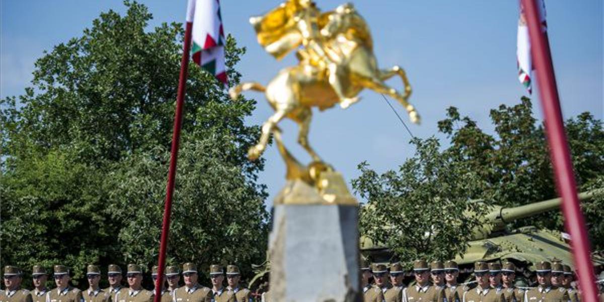 Díszőrség a pákozdi Katonai Emlékparkban. MTI Fotó: Bodnár Boglárka