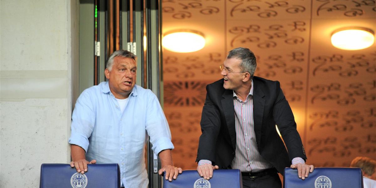 Orbán Viktor és Garancsi István jól mulatnak a Videoton egy mérkőzésén. Fotó: Molnár Ádám