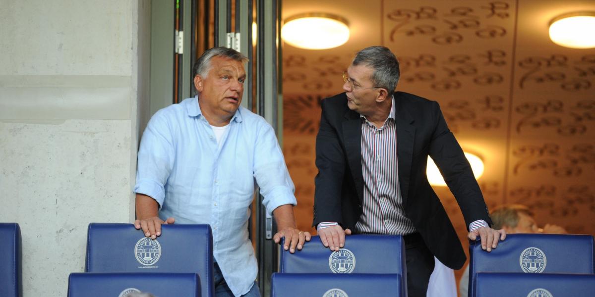 Orbán Viktor és Garancsi István a felcsúti focistadionban, 2017.augusztus 24-án Fotó: Molnár Ádám