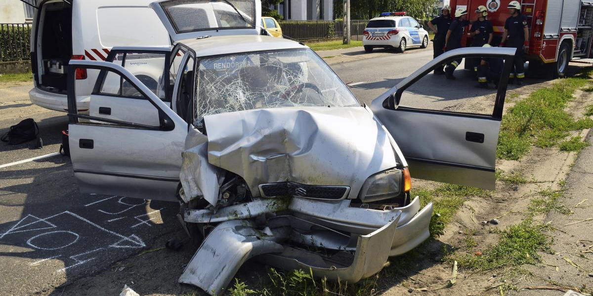 Összetört autó Őrön, a 49-es főúton Fotó: MTI/Taipusz Attila