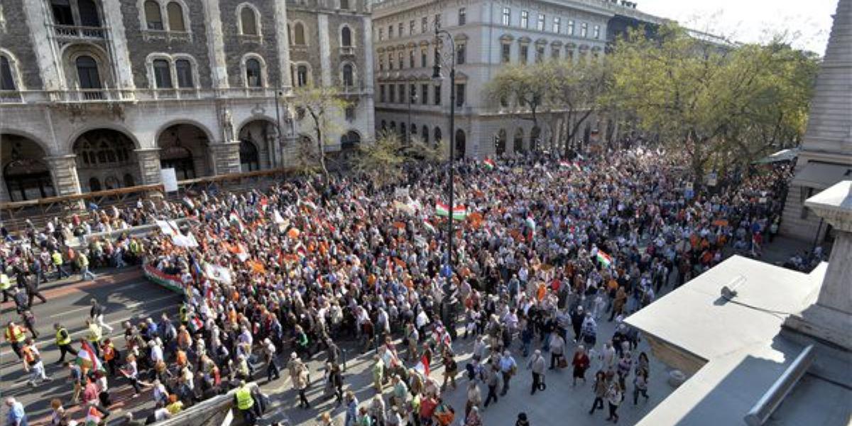  Az "egyik világ" a kormány melletti demonstráció. FOTÓ:MTI Máthé Zoltán