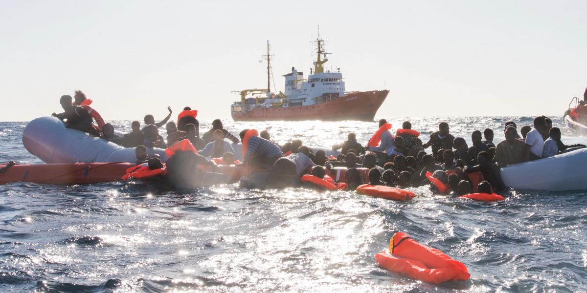 FOTÓ: AFP/LAURIN SCHMID/SOS MEDITERRANEE/DPA