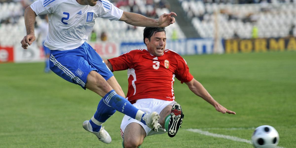 A görög Georgios Seitaridis és Lőw Zsolt a Puskás Stadionban 2008. május 24-én az UEFA Euro 2008-as bemelegítő barátságos labdar