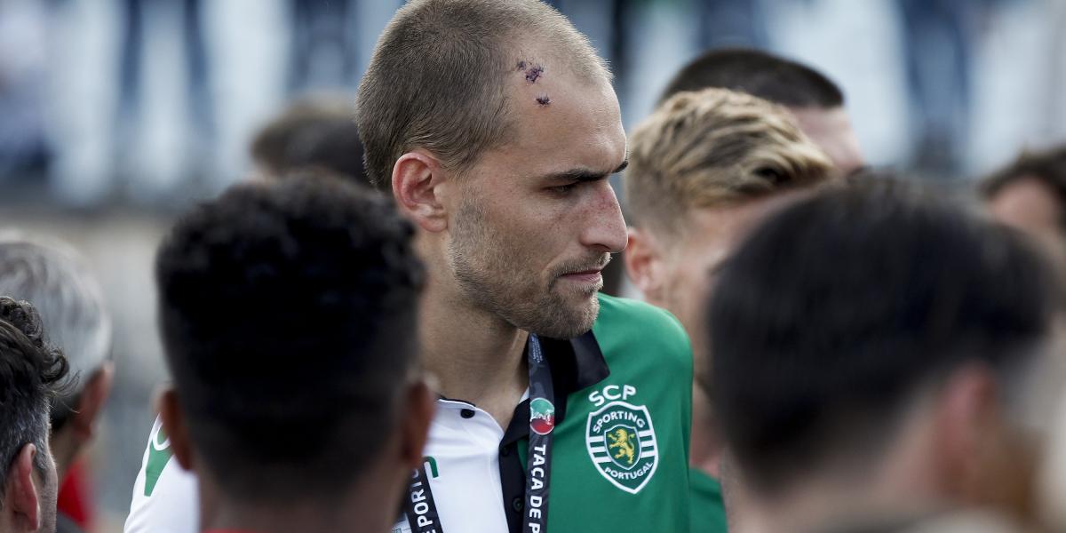 A fején megsérült Bas Dost - Fotó: Carlos Palma / NurPhoto /AFP 
