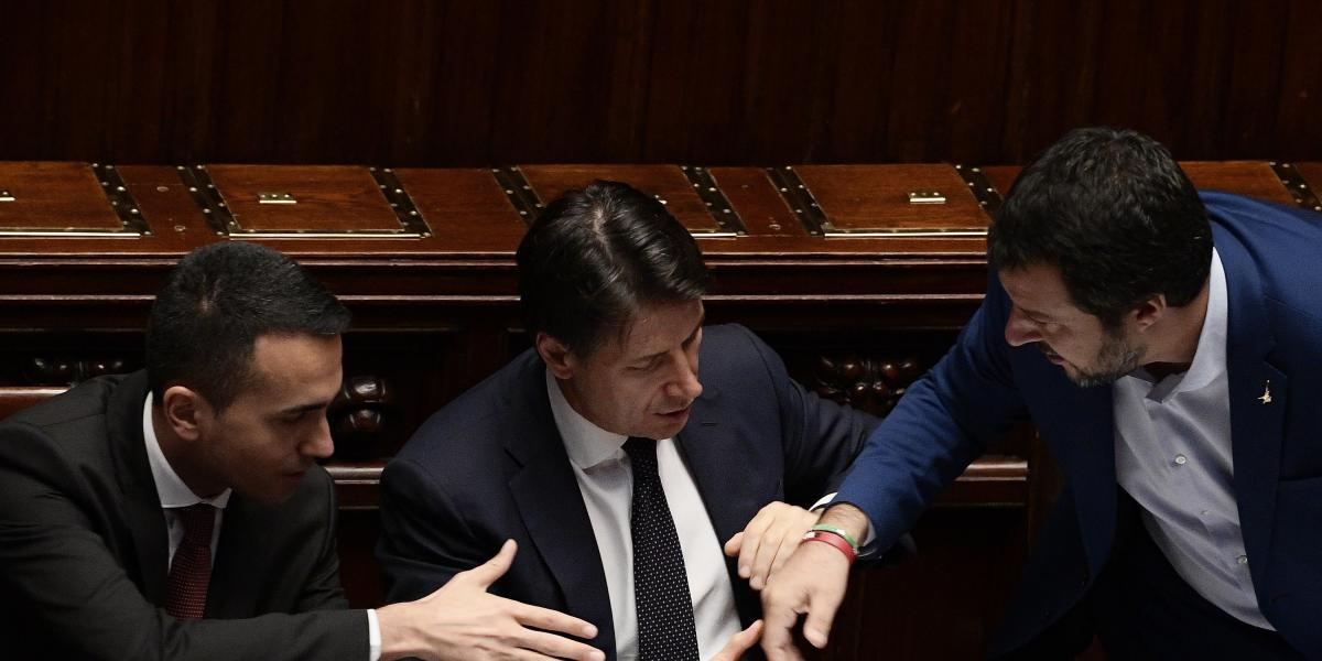 GIUSEPPE CONTE Az új kormányfő Di Maio (balra) és Salvini (jobbra)
találmánya FOTÓ: AFP/FILIPPO MONTEFORTE